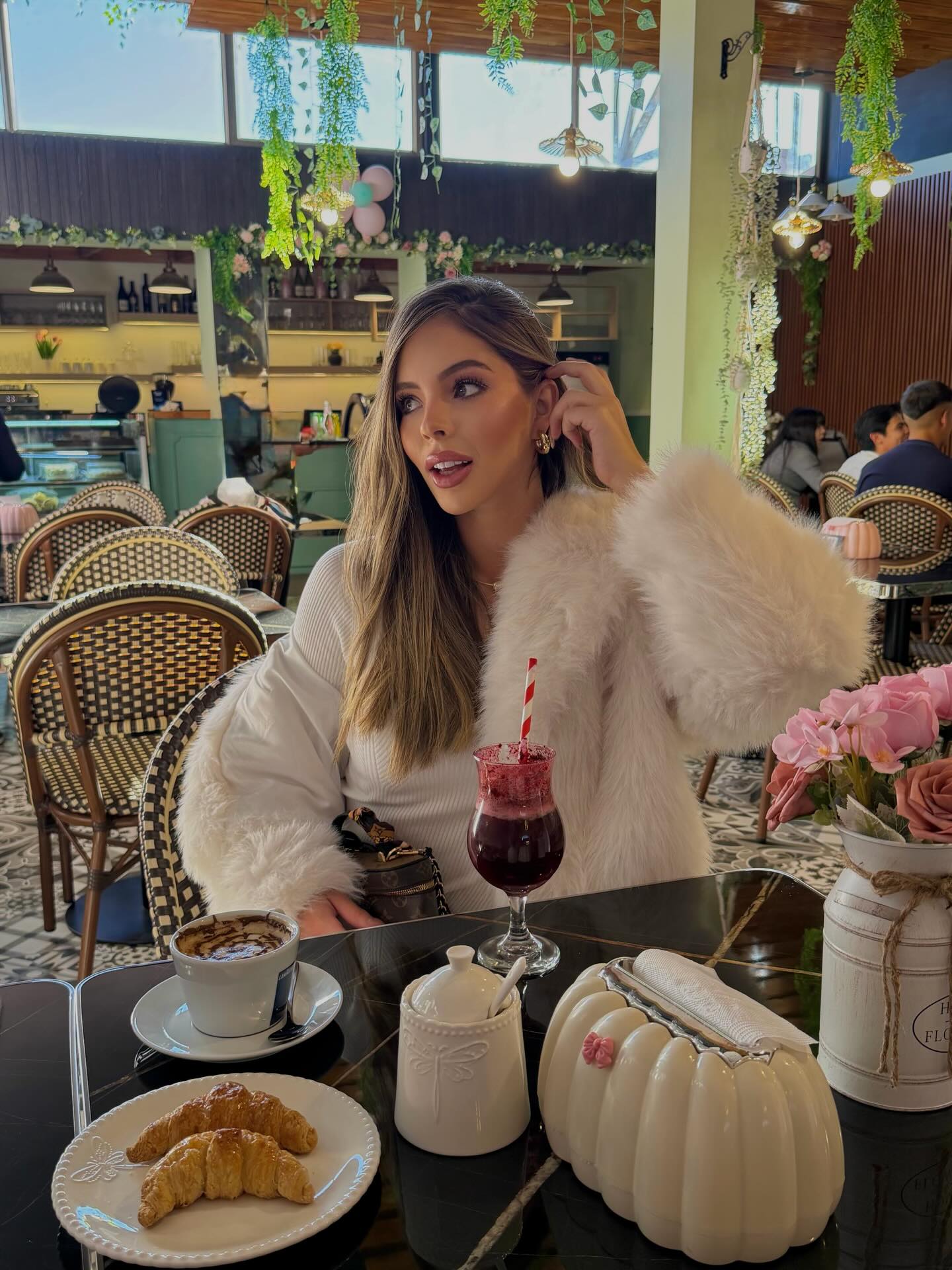 Entre el jugo y el cafecito, el croissant y la buena vibra ✨☕️💗 2