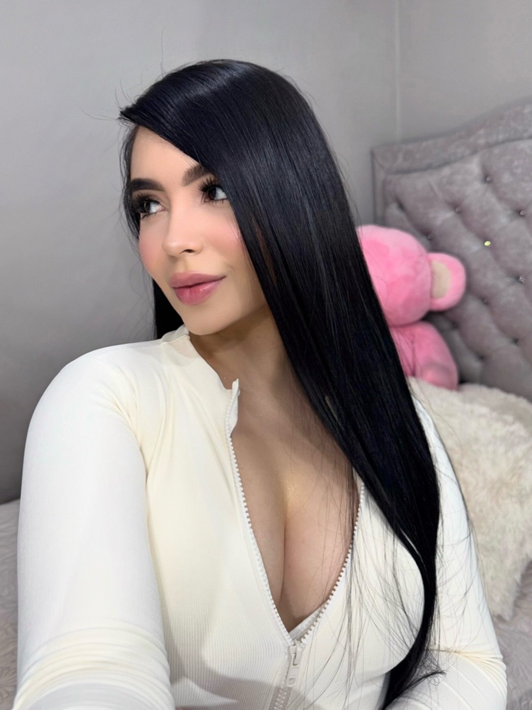 Nunca envidiosa, nunca intimidada, nunca en competencia. Yo tengo mis propias bendiciones. 🤍 - Beautiful Latina Video - Secreto Mio Perfect Latina