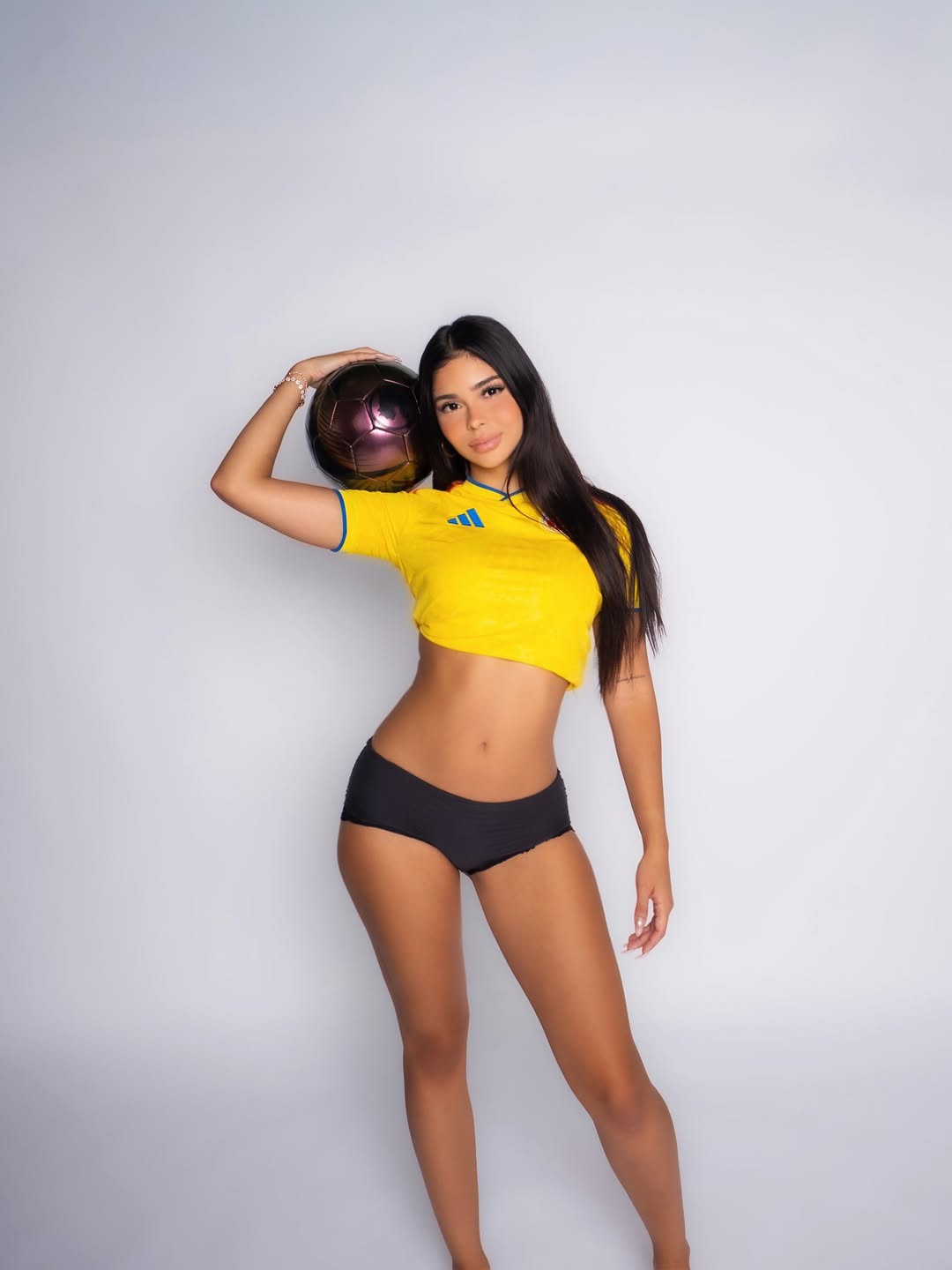 Daniela Rivera sensual photo - Secreto Mio