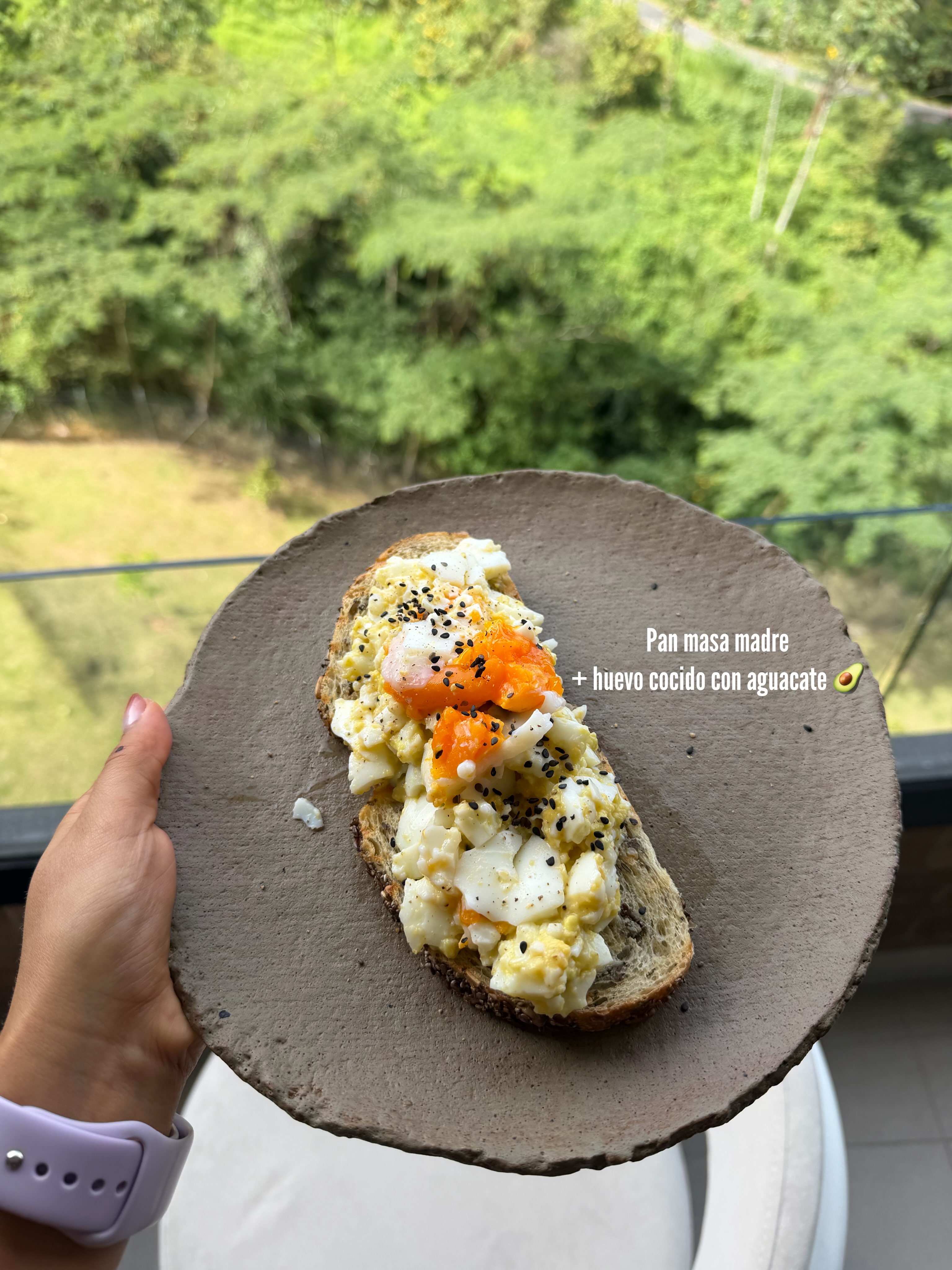 1. Yo también quería hacer el reto ehhh 😜 
2. Todo hay que decirlo pero al estilo Gourmet en casa si es posible jajaja 🤣 👩🏻‍🍳
3. Me encanta emplatar como si fuera a un restaurante y entre más colores tiene más me gusta! 
4. Te digo un secreto ? No necesitas ser nutricionista para saber esto. La variedad de colores en tus preparaciones psicológicamente no solo te anima a comer con más ganas sino que en nutrición indica presencia de fitonutrientes, variedad de vitaminas minerales y antioxidantes 🤌🏼🌿🥕🥒🫜
5. Estamos creando longevidad, energía, absorbiendo vitaminas y al tiempo disfrutando de los alimentos real. 
6. Para empezar hay que desaprender lo que nos han enseñado jajaj solo haz el experimento ! 7 días comiendo comida hecha por ti , no tiene que ser perfecto, solo debe sentirte fresco y natural. 
7. En mi biografía te dejo el link de mi recetario online 👩🏻‍🍳donde te comparto paso a paso algunas de mis recetas favoritas 
8. Hace poco leí en un libro una práctica de escribir ✍🏼 que comes por 21 días, se descriptivo con tu objetivo (ahorrar dinero- mejorar tu alimentación - reducir peso- crean consciencia en la comida - solo diversión ). 
Lo que no se mide es difícil de ajustar. 
Esa práctica en todas las áreas de tu vida 😅 
9. Sobra decir que el facto no es solo en los alimentos 😂 3
