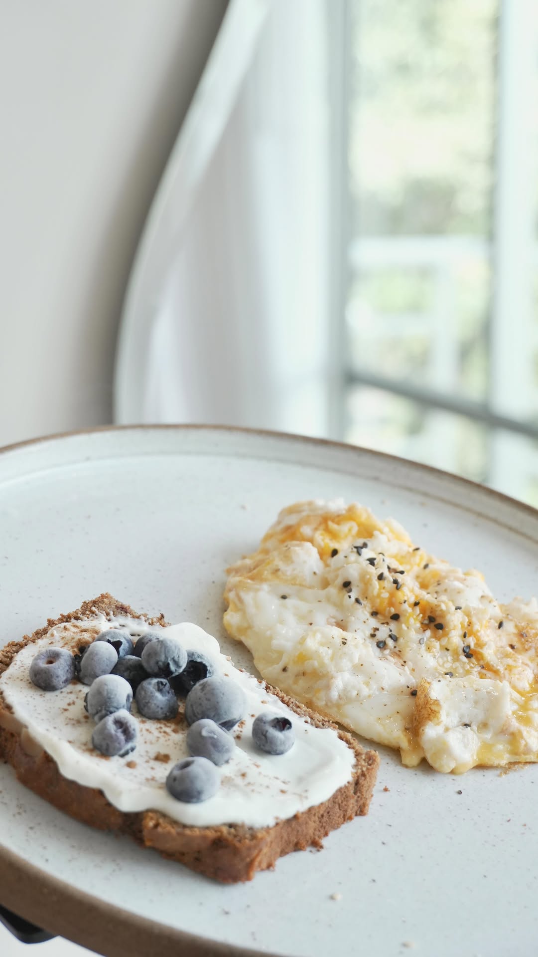 Budín de banano, yogurt griego, arándanos 🫐 + huevo 🍳 UFF !! match perfecto entre dulce y salado perooooo !! 🍌🤌🏼TIPCITO : Asegúrate de que sean ingredientes reales cuando compres productos terminados. Como así reales ? Sii! Que no sean ultraprocesados que a la final pierde todo lo “saludable” . Muchas veces compramos inocentemente por qué está ubicado en un lugar “healthy” y en el afán no miramos los ingredientes que contiene. La idea a partir de ahora no es restringirte del todo solo tener consciencia de lo que estás consumiendo y luego elegir desde ahí que es más beneficioso para tu vida 🪴🫶🏻 porn video - Secreto Mio