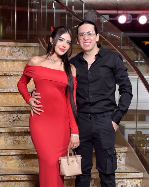 Feliz cumple mi amor preciosa ❤️ aún cuando pudiera regalarte el firmamento entero, jamás superaría el maravilloso obsequio que me das cada día de contar con tu presencia en mi vida, de tener a mi lado un corazón tan puro y a una persona tan singular y hermosa que sólo puede inspirar en mi un montón de cosas buenas. Te amo❤️
Mereces todo lo mejor de este mundo hermosa. 2