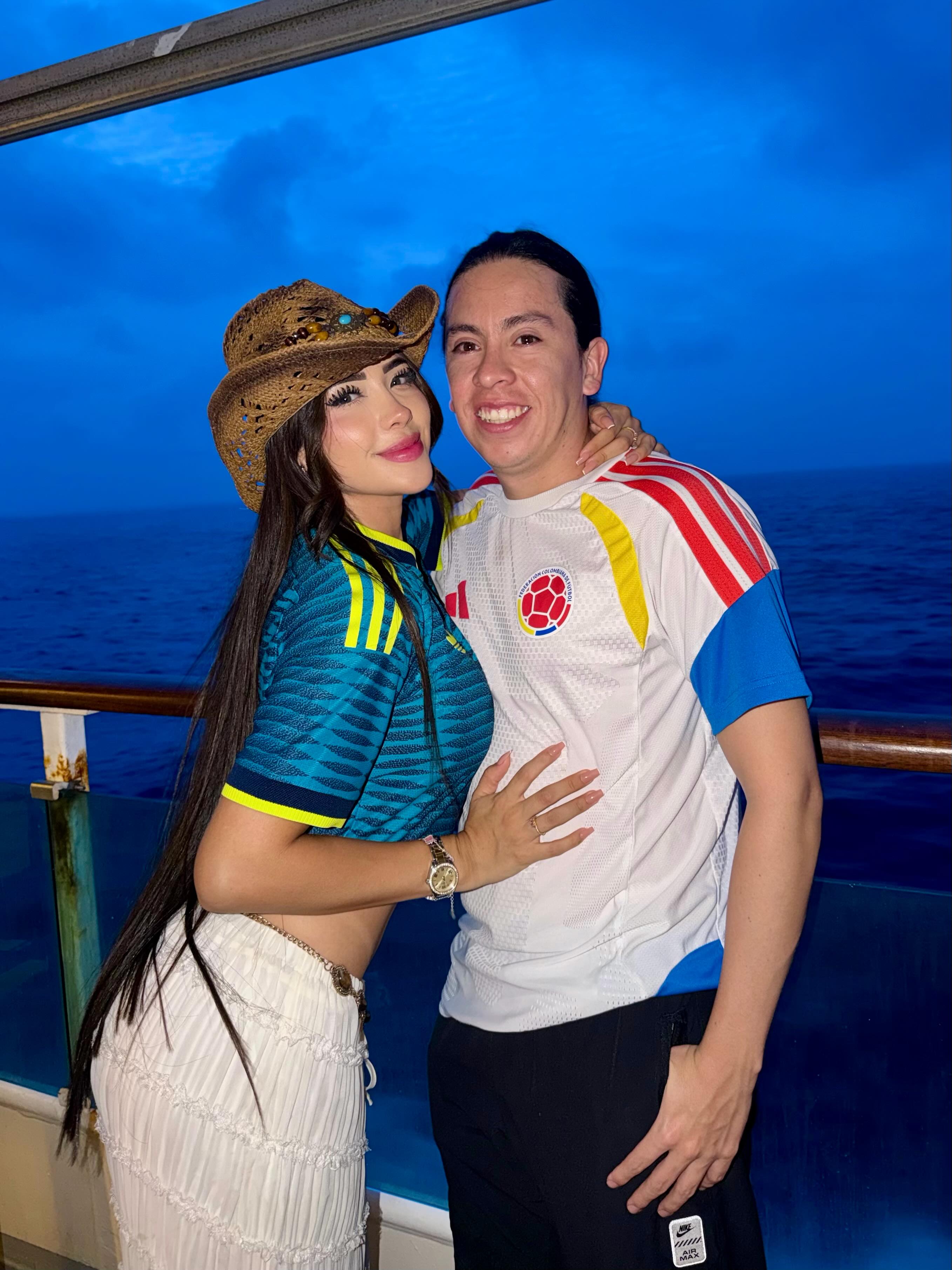 Si hace unos años alguien me hubiera dicho que estaría aquí, viviendo este momento con el hombre que amo, no lo habría creído. Gracias por sorprenderme, por cuidarme, por hacer realidad uno de mis sueños y por recordarme todos los días lo afortunada que soy de tenerte. Eres el amor de mi vida y el hombre con el que siempre soñé. Que este sea solo uno de los muchos recuerdos que construiremos juntos. Te amo❤️ 2