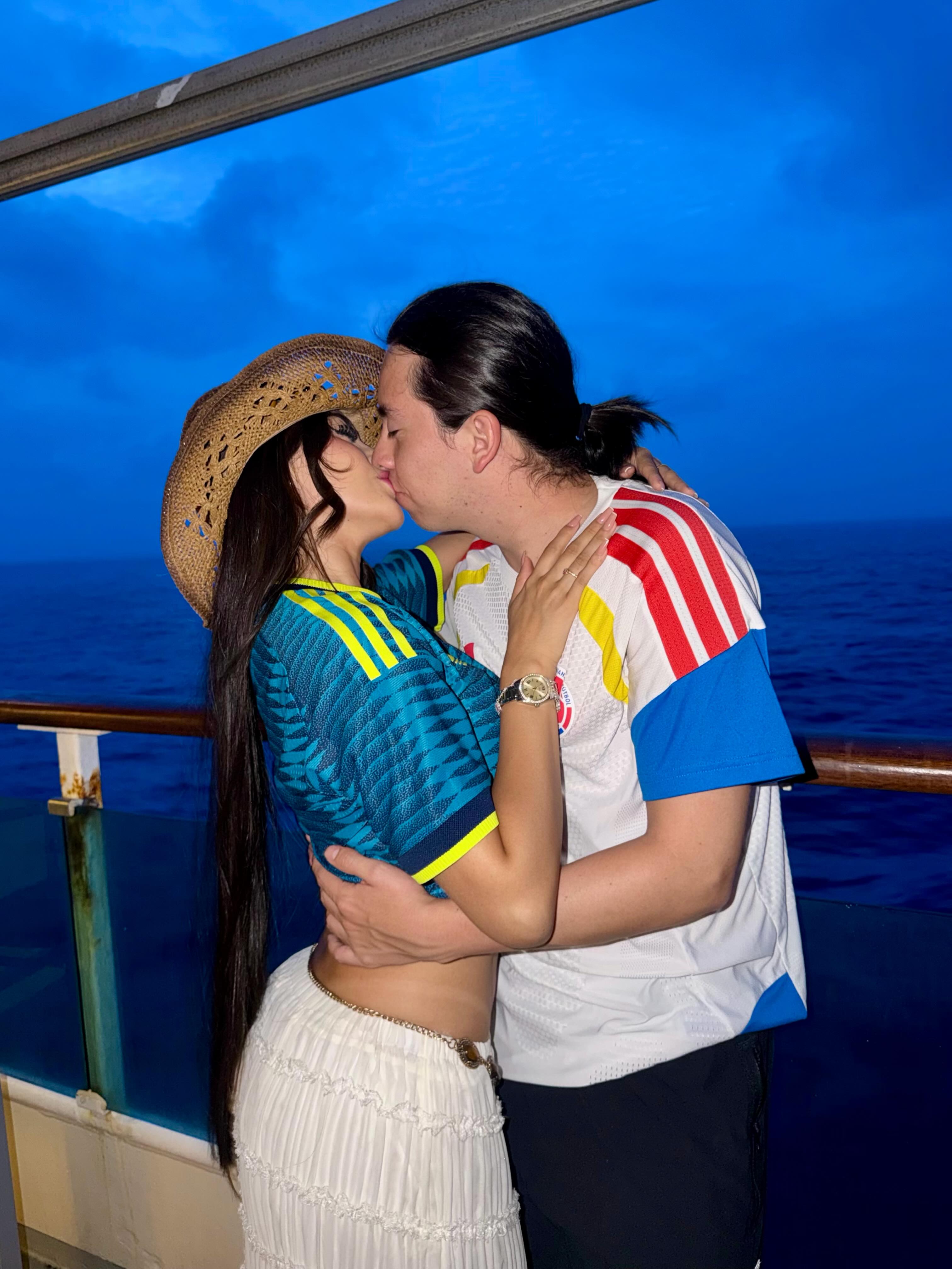 Si hace unos años alguien me hubiera dicho que estaría aquí, viviendo este momento con el hombre que amo, no lo habría creído. Gracias por sorprenderme, por cuidarme, por hacer realidad uno de mis sueños y por recordarme todos los días lo afortunada que soy de tenerte. Eres el amor de mi vida y el hombre con el que siempre soñé. Que este sea solo uno de los muchos recuerdos que construiremos juntos. Te amo❤️ 3