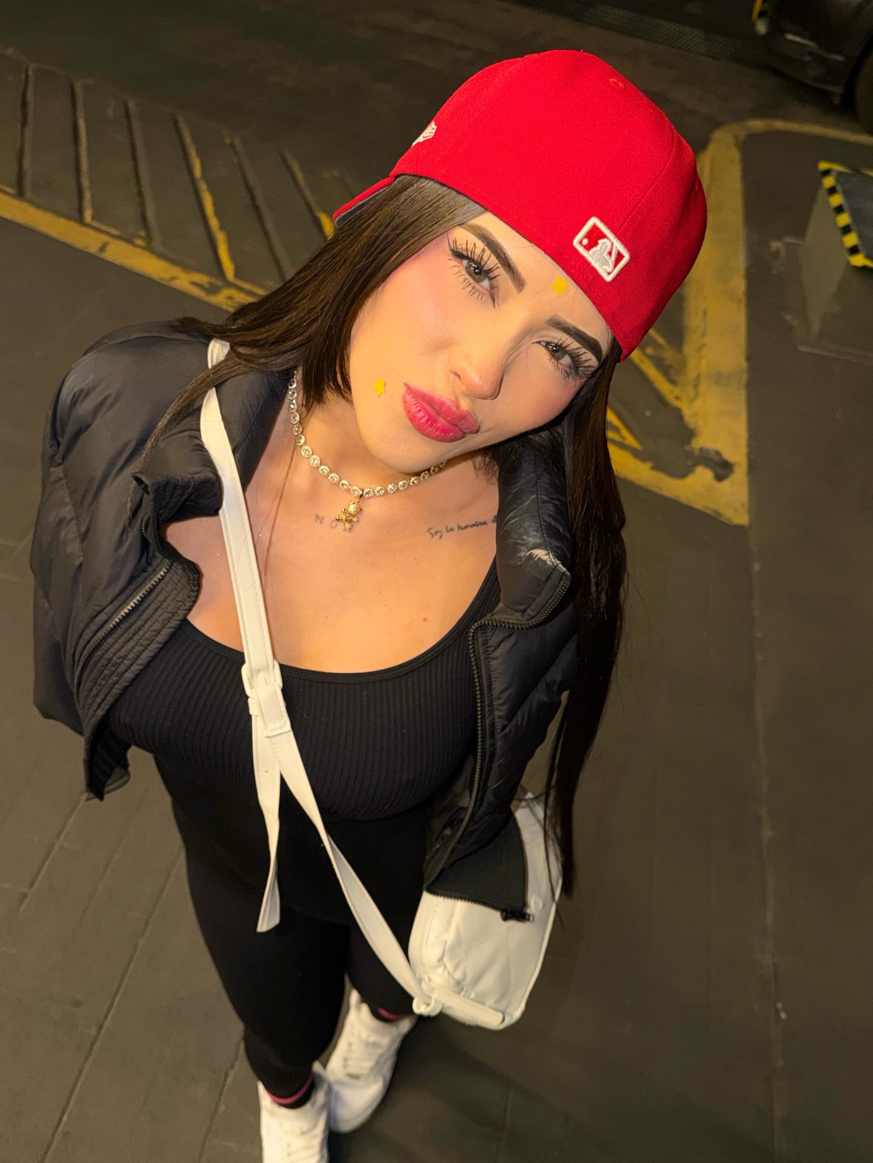 POV: la gorra hizo todo el outfit❤️ 4