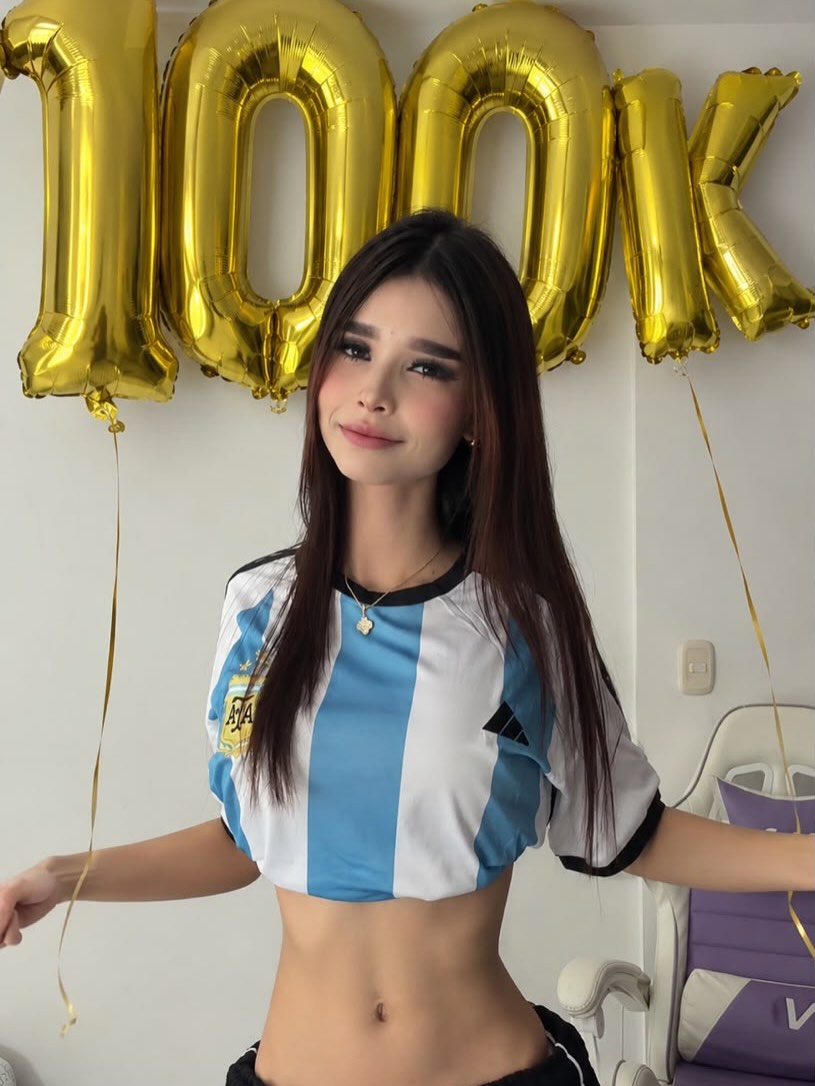 Hoy mi corazón está lleno de felicidad y gratitud. Llegar a 100.000 seguidores no es solo un número para mí, es el reflejo de todo el esfuerzo, la dedicación, las horas de trabajo, la constancia y los sueños que he puesto en este camino. 

Quiero agradecer a cada persona que me sigue, que comparte mis publicaciones, que reacciona a mis historias, que me deja un mensaje bonito y que ha estado acompañándome en este proceso. Ustedes han sido parte fundamental de este logro y sin su apoyo nada de esto sería posible. 🙏✨

Gracias por creer en mí, por motivarme a seguir creciendo y por hacer que cada día valga la pena. Este logro también es de ustedes. 

Voy a seguir dando lo mejor de mí, creando contenido con amor y trabajando para que este sea solo el comienzo de muchas metas más. 🚀

100.000 gracias. Los quiero muchísimo. - Beautiful Latina Video - Secreto Mio Perfect Latina