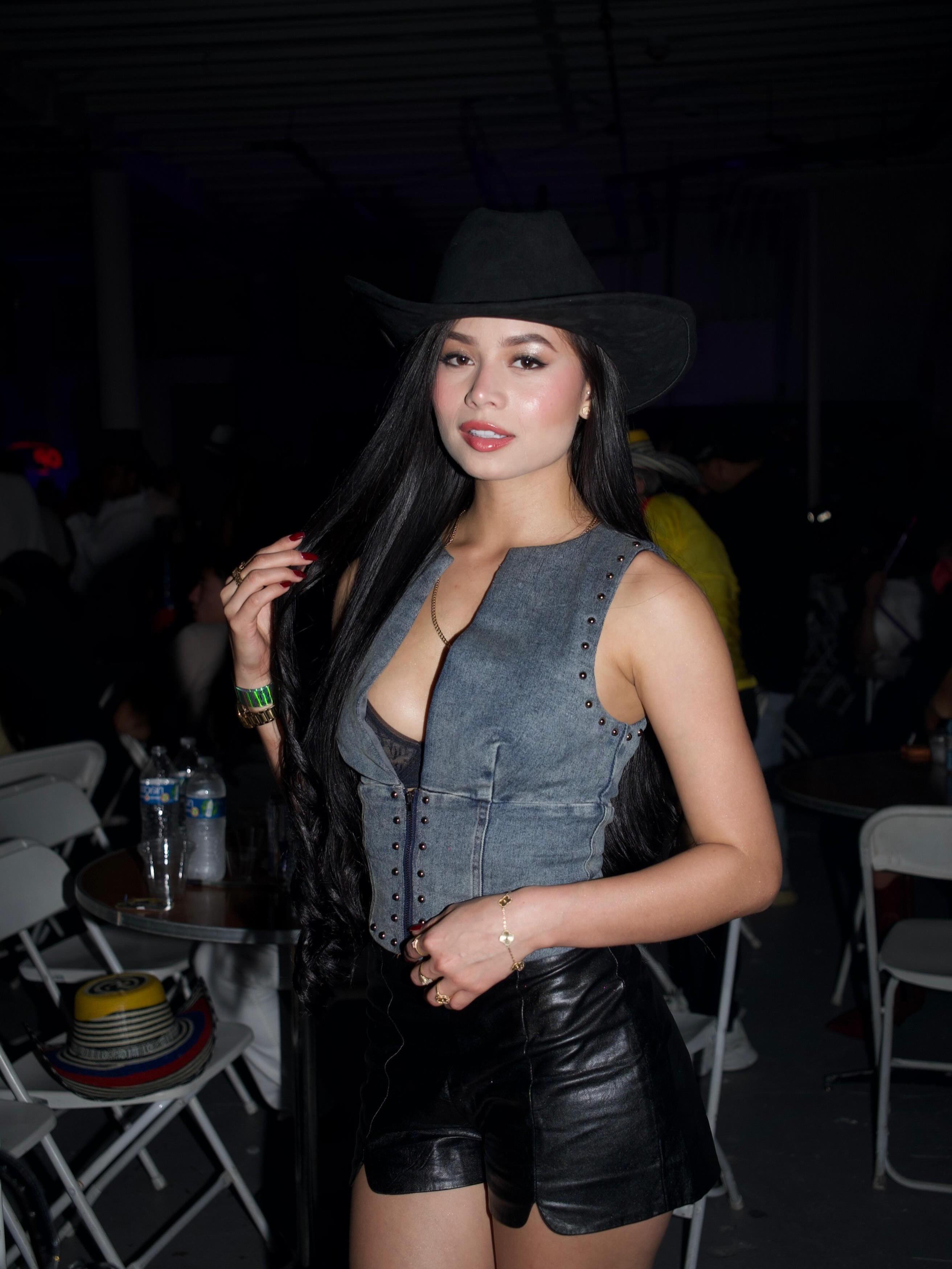 Mandame ubi y esperame clean…👀✈️🎶, Amé estas fotos no se porque espere tanto para subirlas ¿cual es tu favorita? Te leo en los comentarios😍 - Beautiful Latina Video - Secreto Mio Perfect Latina