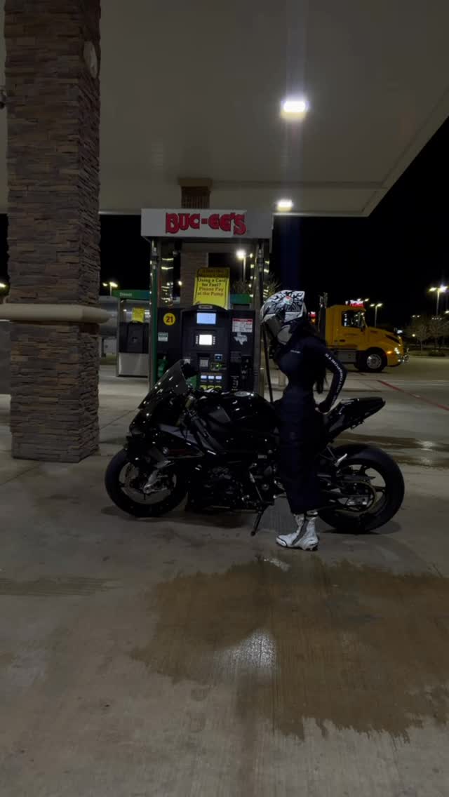 i need a redbull chat 

#explore #biker #motorcycle porn video - Secreto Mio