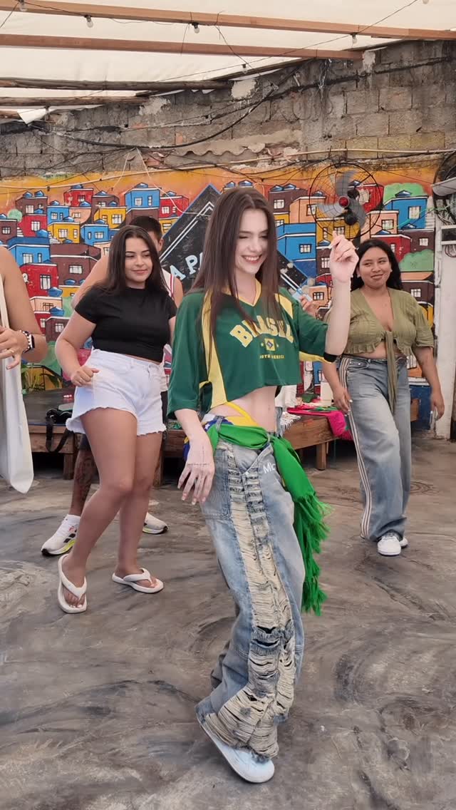 Me sacaron a bailar en la Favela 🤭 porn video - Secreto Mio