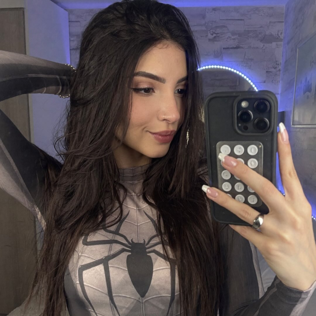 Electra muse Latina influencer | Secreto Mio