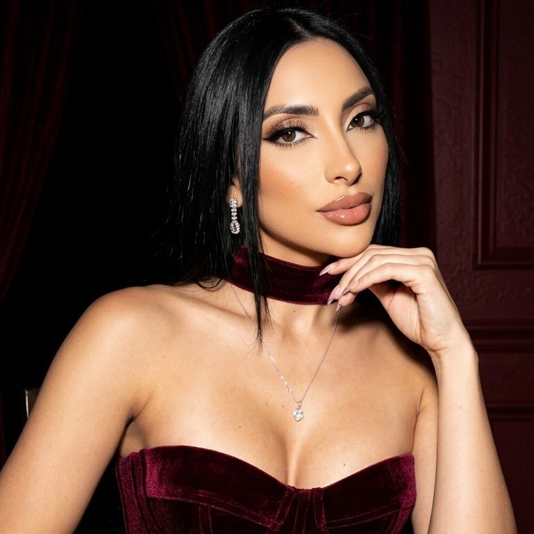 Alejandra Florez Latina influencer | Secreto Mio