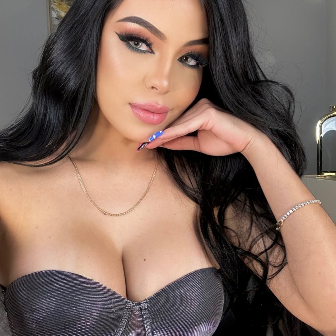 Natalia Estrada Latina influencer | Secreto Mio